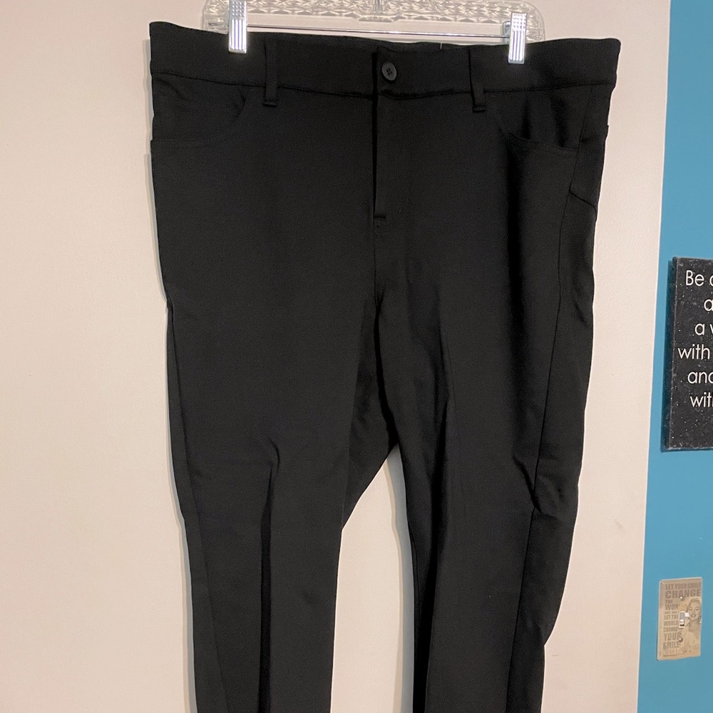 NWT, Never Worn Torrid Bombshell Skinny Pant Size 18 in Luxe Ponte Black!